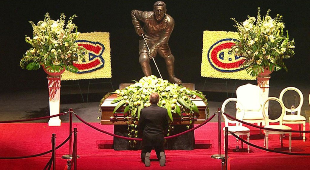 Guy Lafleur kneels before the casket of Jean Beliveau. (@Pandaramaaa)