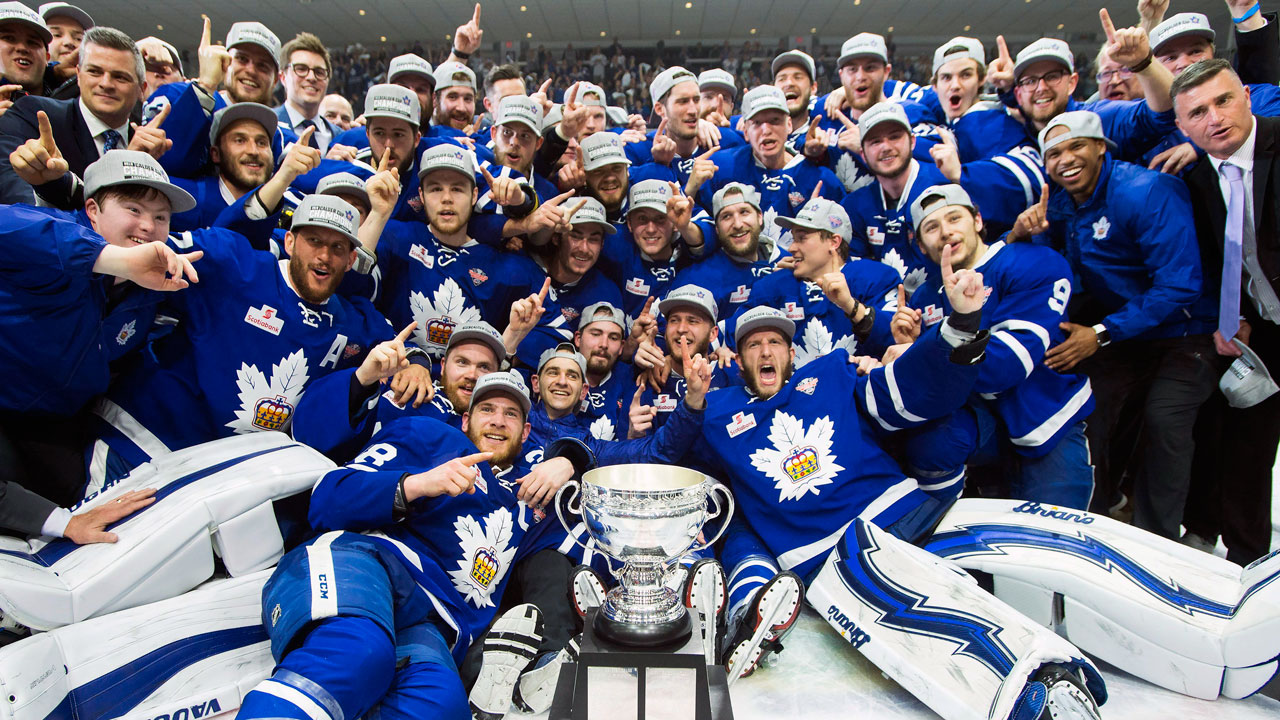 toronto-marlies-pose-for-picture-with-calder-cup.jpg